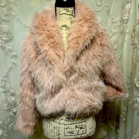 Pink faux fur cropped coat. - Picture 3 of 10